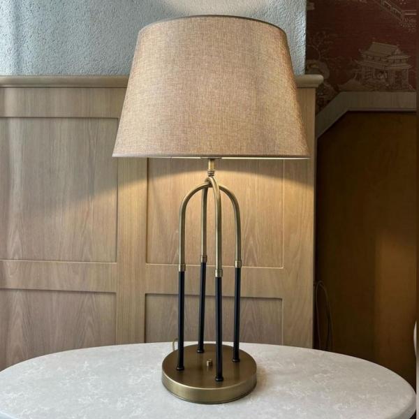 Dört Ayaklı Masa Lambası